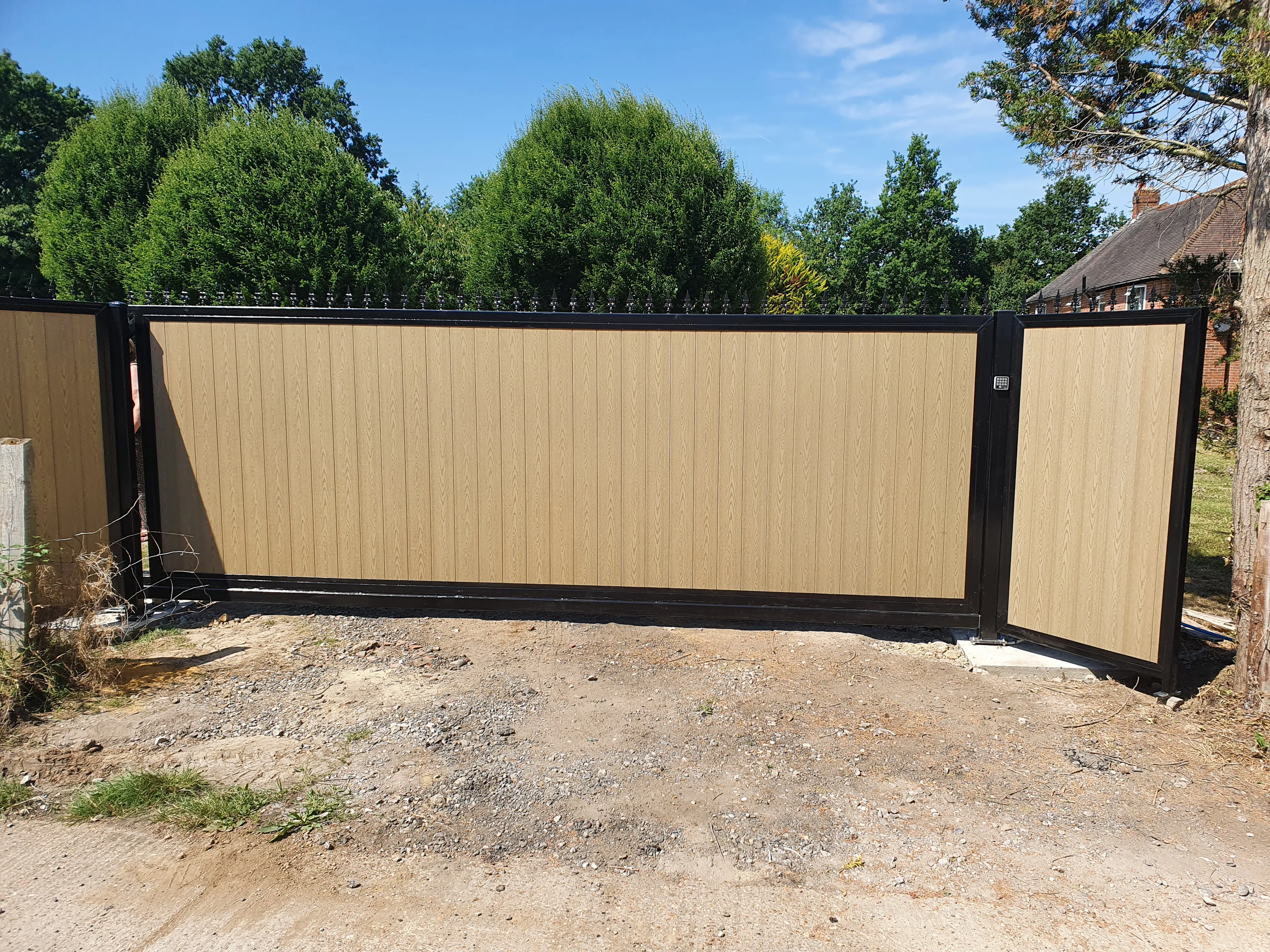 Cantilever sliding gate solution