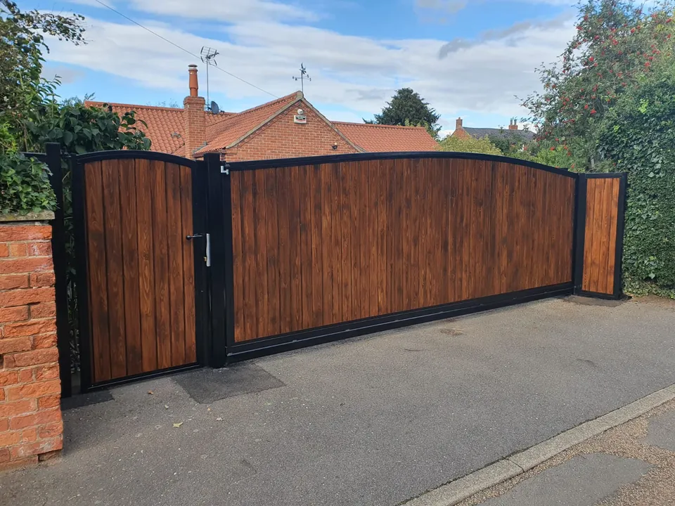 Cantilever sliding gate โ Collingham