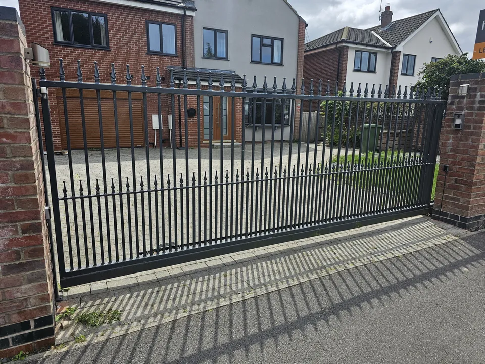 Cantilever sliding gate โ Haxby