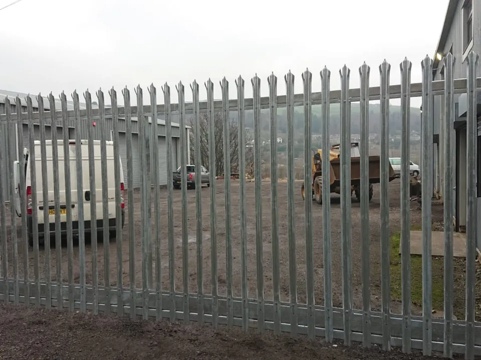 Cantilever sliding gate โ Huddersfield