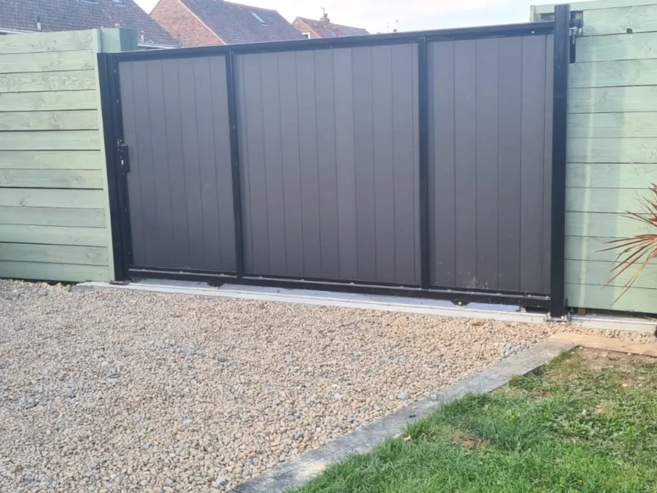 Cantilever sliding gate โ Hull