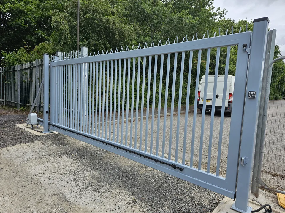 Cantilever sliding gate โ Langwith