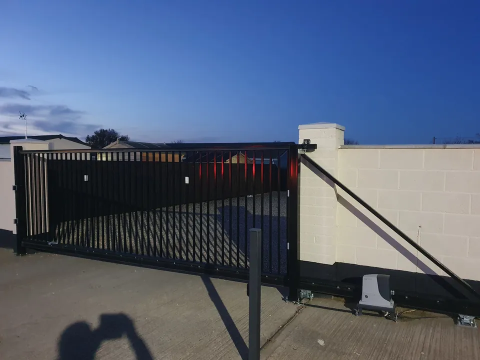 Cantilever sliding gate โ Lincoln