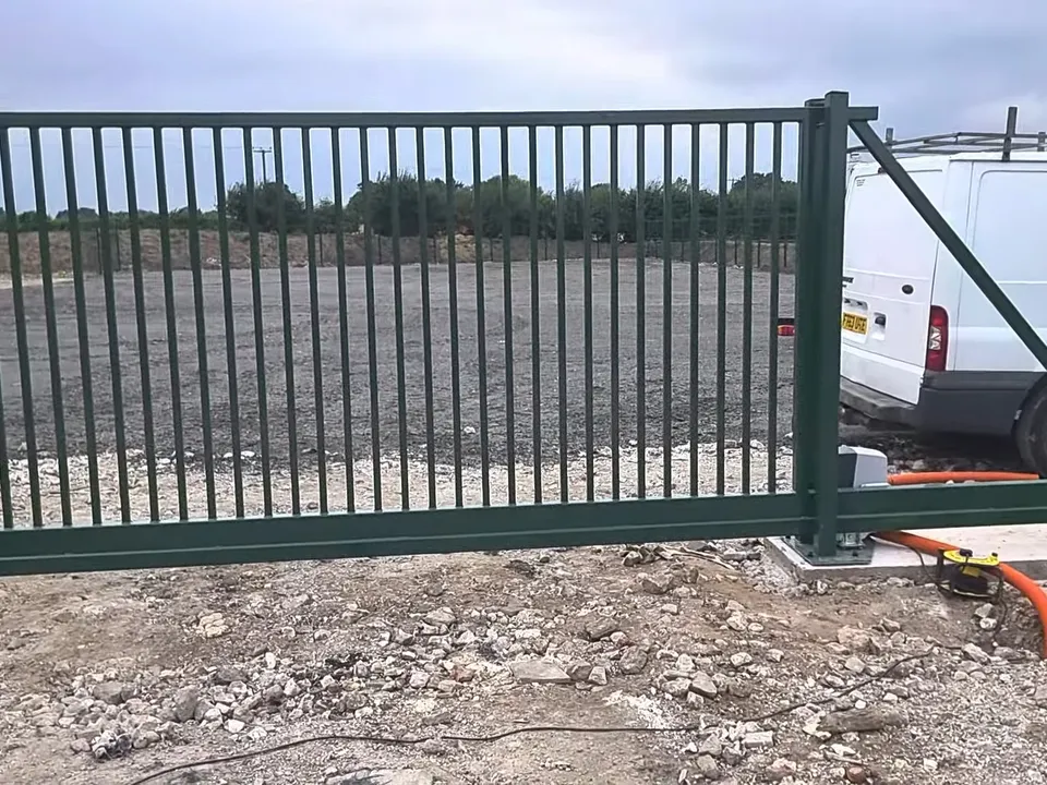 Cantilever sliding gate โ Wistow